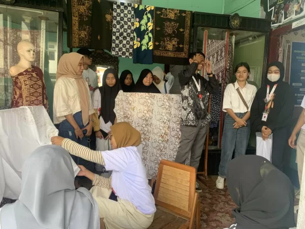 UMKM Batik di Bukittinggi Menerima Bantuan dari Orang Muda Ganjar Pranowo