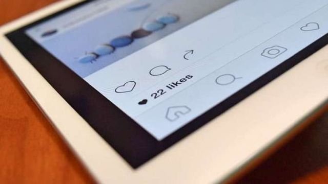 Tampilan pemilihan lagu Instagram dengan simbol E (Explicit)