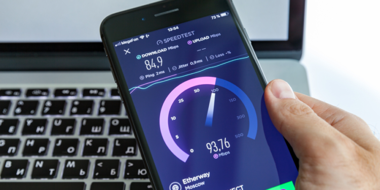 Internet Indonesia Masih Tertinggal di ASEAN, Pemerintah Bidik Standar Baru 100 Mbps