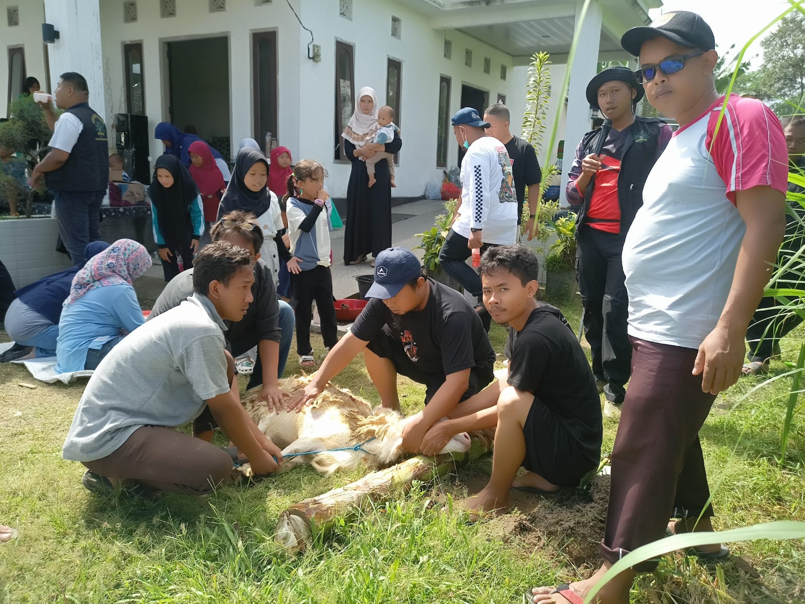 Qurban Berjalan, Dakwah Menggelora: BikersMu Blitar Tunjukkan Aksi Nyata di Jalan dan Dapur