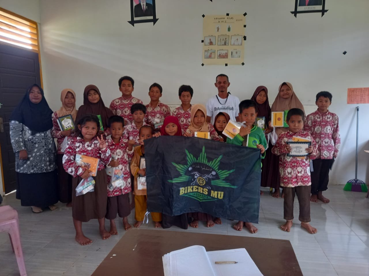 Komunitas Motor Muhammadiyah BIKERSMU Chapter Banggai Korwil Sulteng Salurkan Bantuan di Tobiombong Batui Selatan