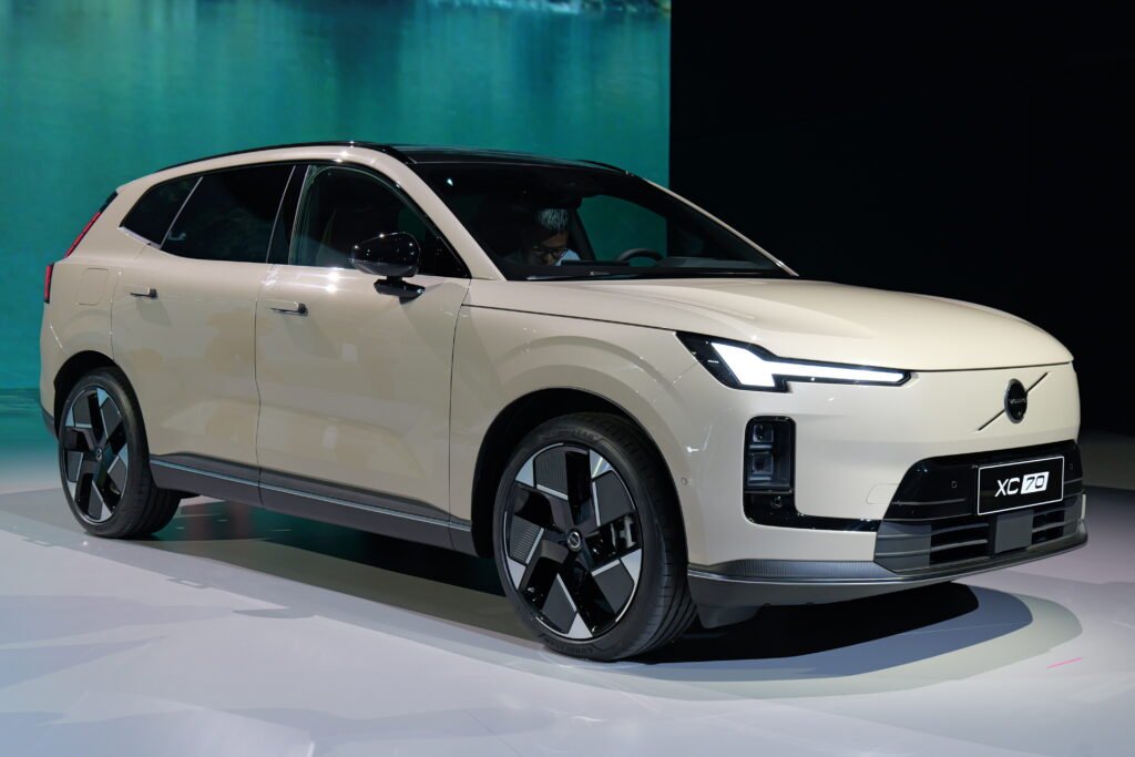 Volvo XC70 PHEV Resmi Debut di China