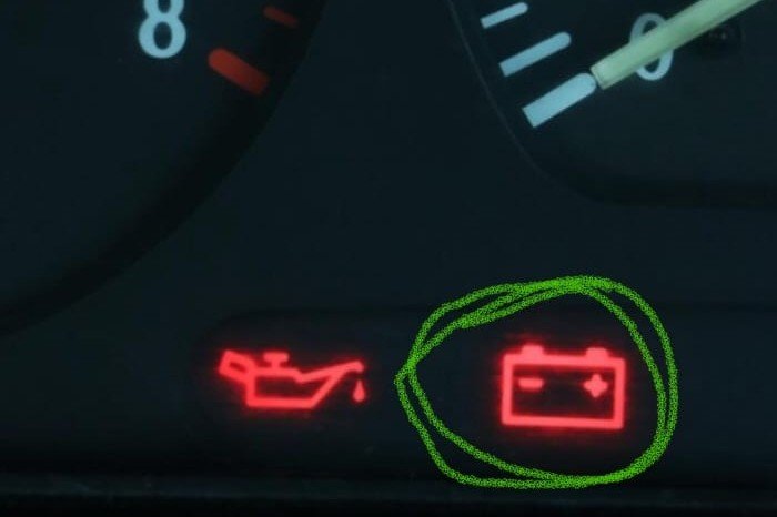 Lampu Indikator Baterai Mobil Menyala? Kenali Penyebabnya dan Solusinya