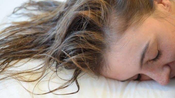 Sering Tidur dengan Rambut Basah? Ini 5 Efek Buruk yang Wajib Kamu Waspadai