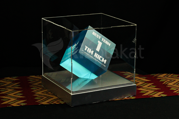 Banyak Dicari Perusahaan, Ini Keunggulan Plakat Resin untuk Penghargaan