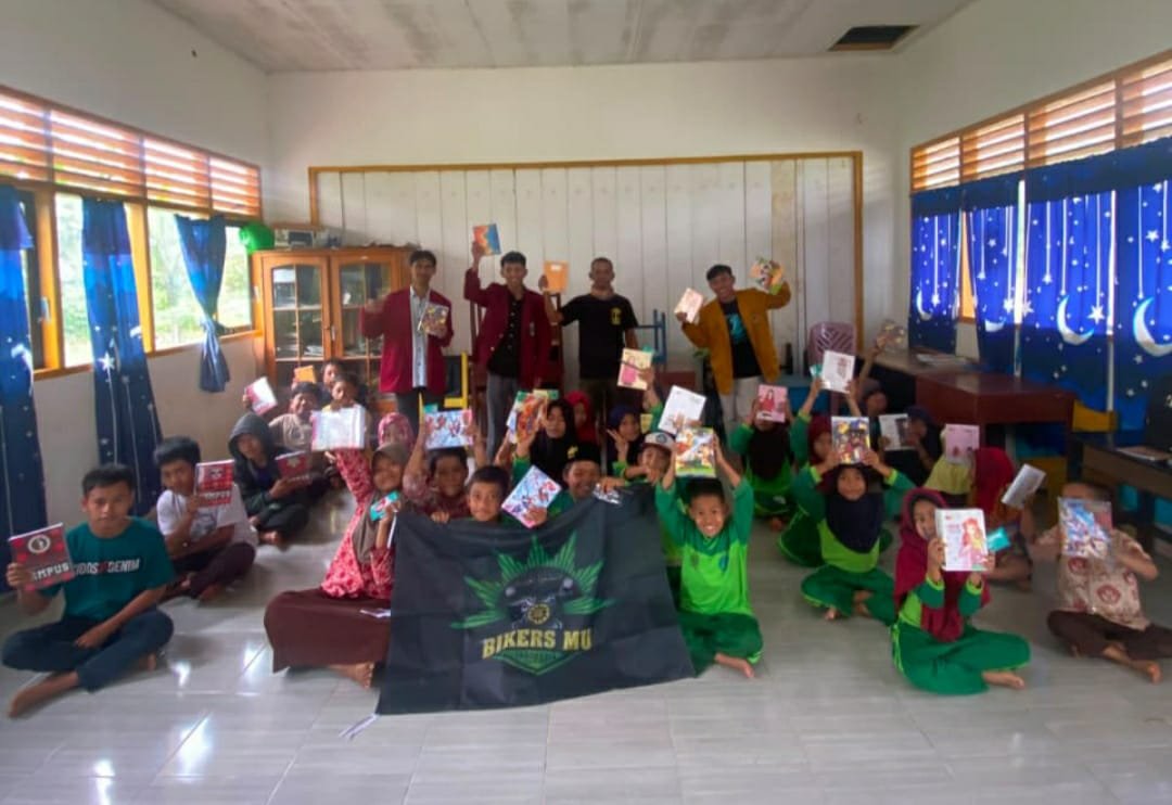 BikersMu Chapter Banggai dan Mewakili BikersMu Korwil Sulawesi Tengah Kembali Salurkan Buku dan Alat Tulis untuk Anak-anak Pedalaman Tobiombong