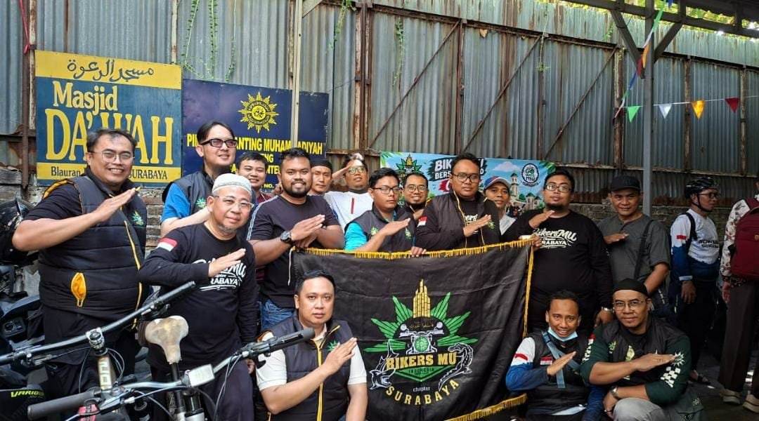 Program BBM (Bersih Bersih Masjid) BikersMu Chapter Surabaya Kolaborasi dengan GowesMu Surabaya